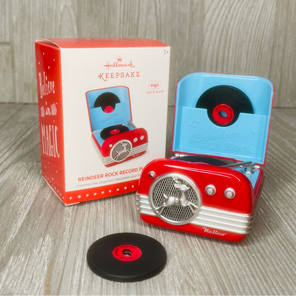 New Hallmark reindeer rock record player 2015 Christmas Ornament 3 Records/Song
